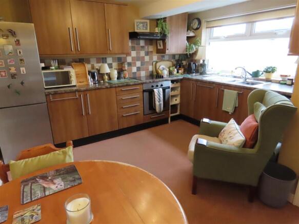 BREAKFASTING KITCHEN