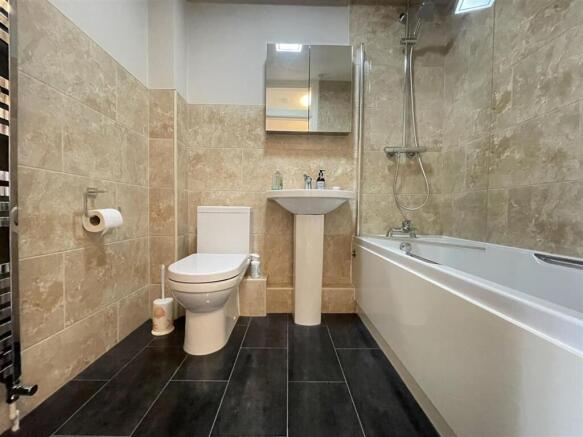 2 bed Flat for sale Image 4