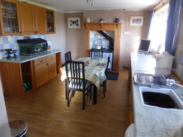KITCHEN/LIVING ROOM
