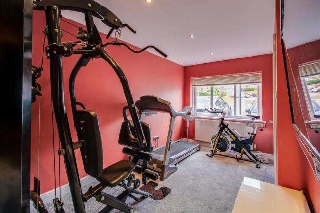 5 bed Detached for sale Image 8