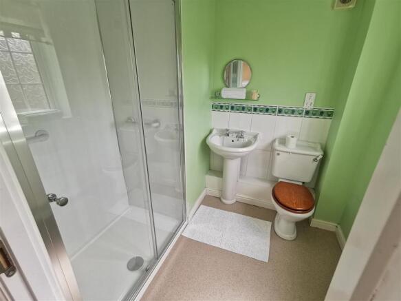 EN-SUITE SHOWER ROOM