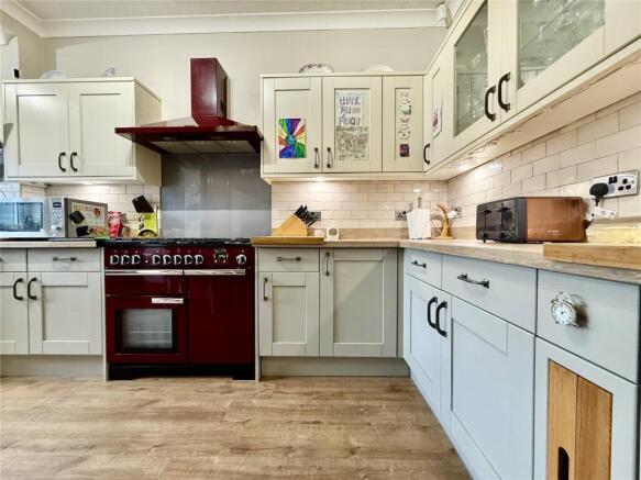 5 bed Detached for sale Image 4