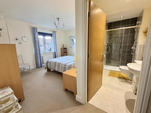 4 bed Detached for sale Image 6