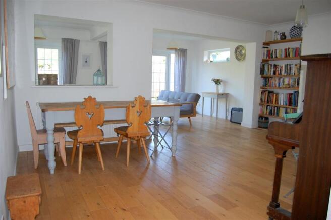 OPEN PLAN LIVING / DINING AREA