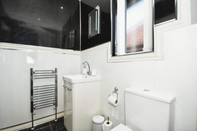 BATHROOM 02.jpg