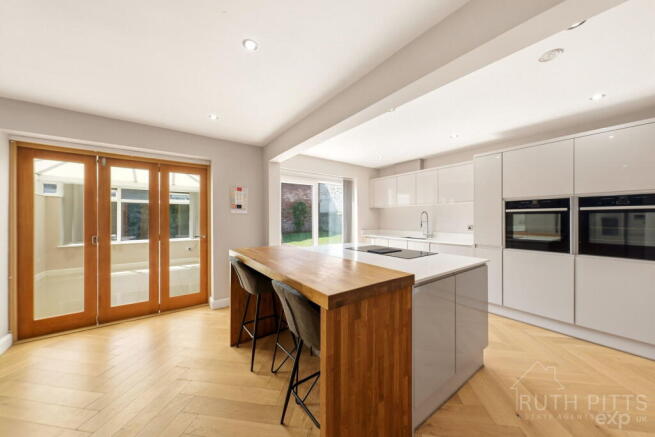 4 bed Detached for sale Image 8