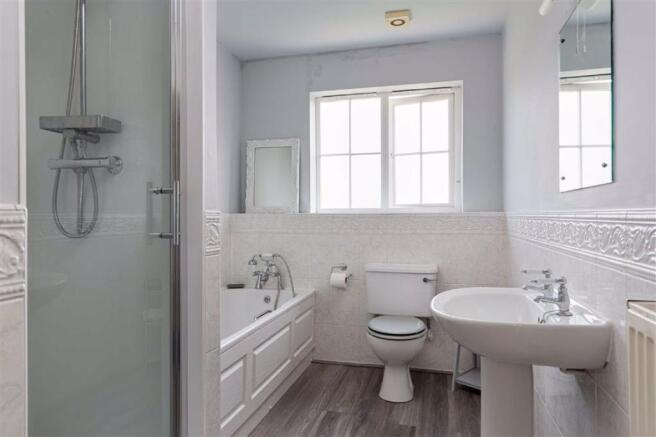 FAMILY BATHROOM/SHOWER
