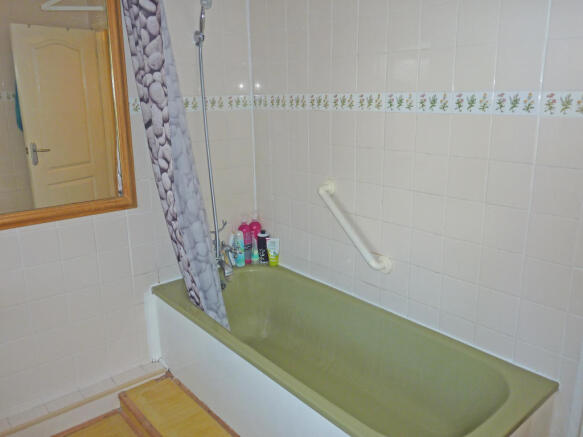 UPSTAIRS BATHROOM/WC