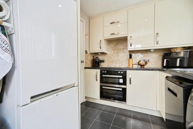 3 bed Semi-Detached for sale Image 9