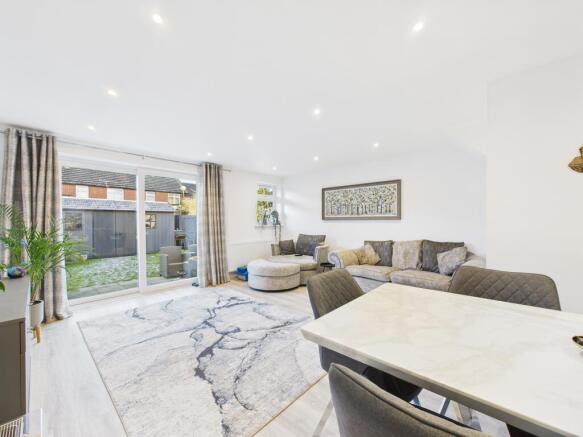 CAM04018G0-PR0411-STILL011