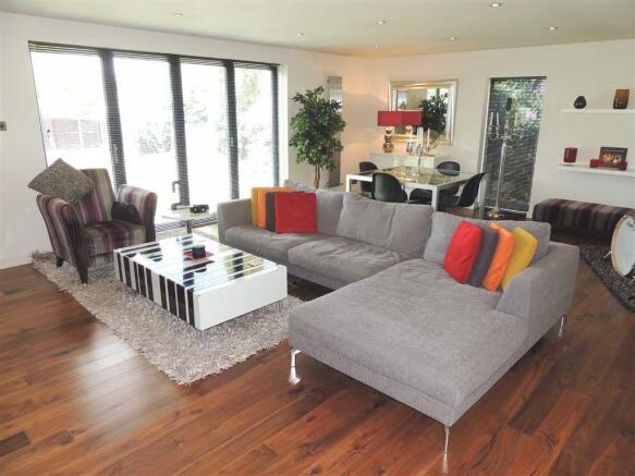 Lounge/Dining Area