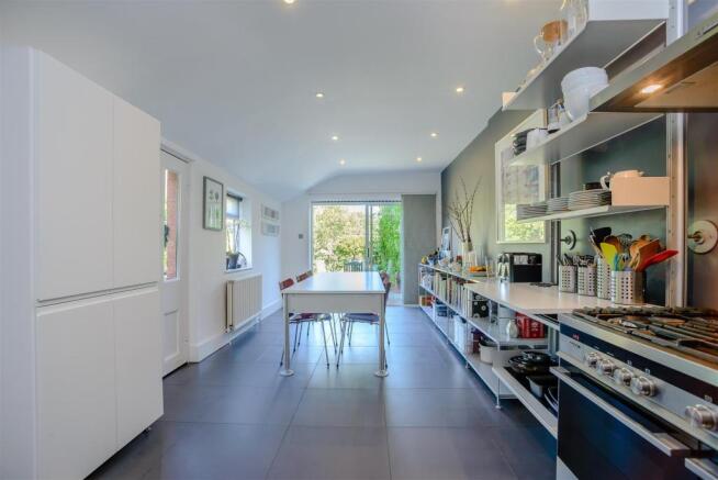 8390710-interior08.jpg