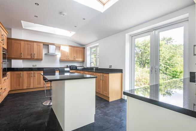 4 bed Detached for sale Image 9