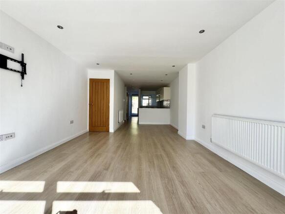 2 bed Terraced to rent Image 5