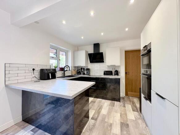 4 bed Detached for sale Image 6
