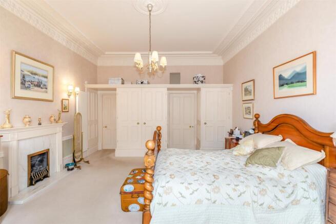 3 bed Flat for sale Image 12