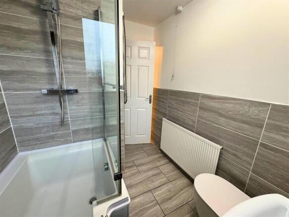 Bathroom b (edit).jpg