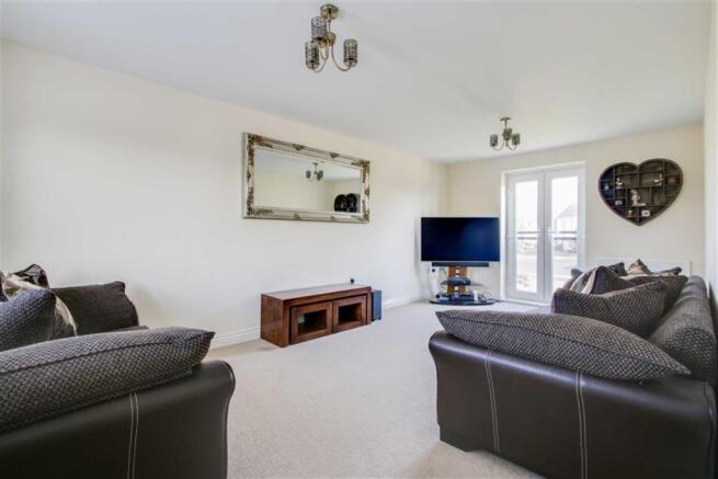 DUAL ASPECT LIVING ROOM