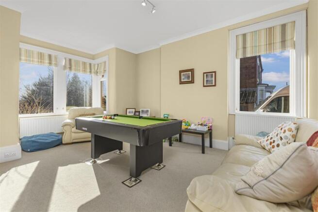 5 bed Detached for sale Image 7