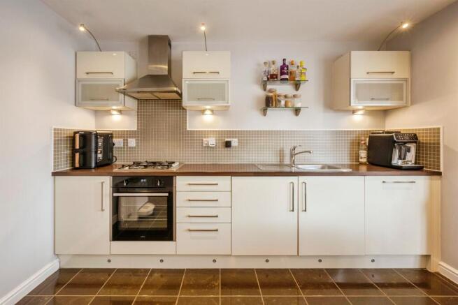 4 bed Semi-Detached for sale Image 5