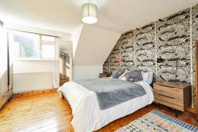 4 bed Detached for sale Image 8