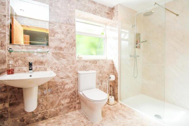EN SUITE SHOWER ROOM/W.C.