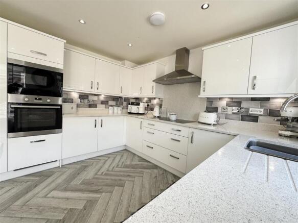 4 bed Detached for sale Image 9