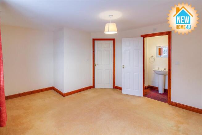 MAIN BEDROOM: