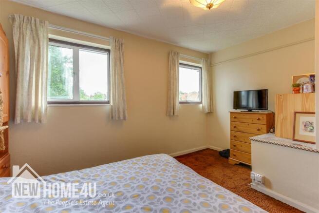 MASTER BEDROOM: