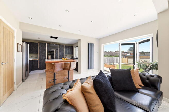 4 bed Detached for sale Image 9
