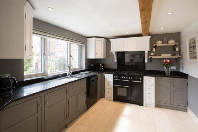 4 bed House for sale Image 8