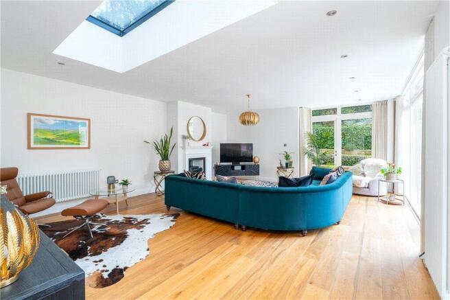 4 bed Detached for sale Image 8