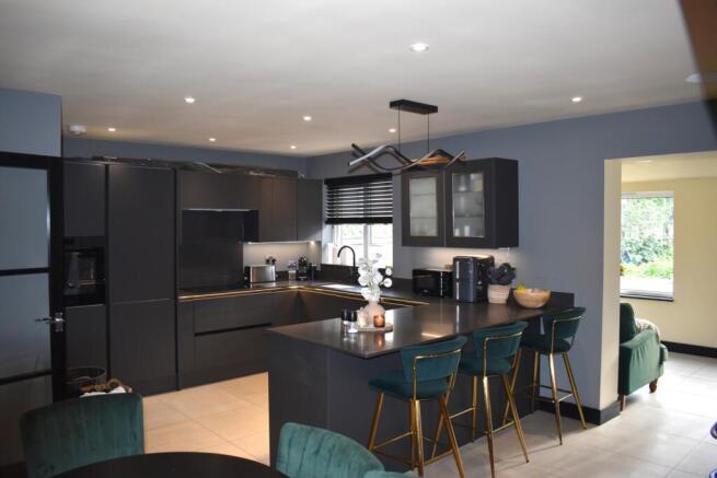 OPEN PLAN KITCHEN/LOUNGE