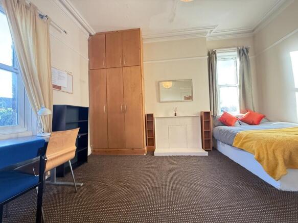 Studio to rent in huddersfield