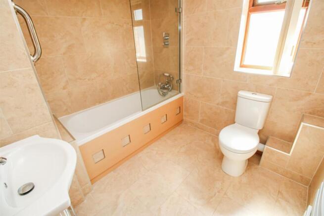 4 bed Detached for sale Image 12