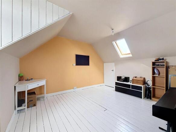 4 bed House for sale Image 12
