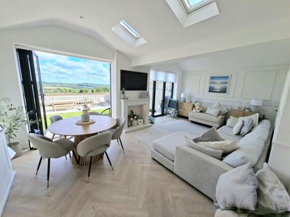 LIVING/FAMILY ROOM