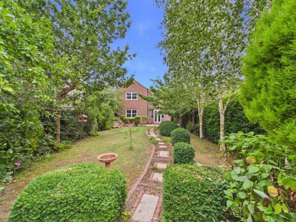 4 bed Detached for sale Image 4