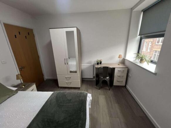 3 bed Flat to rent Image 6
