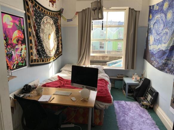Cosy double bedroom with desk and bright window...