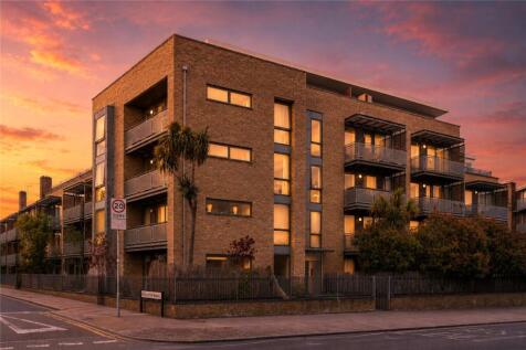 High Road, Bowes Park, N22