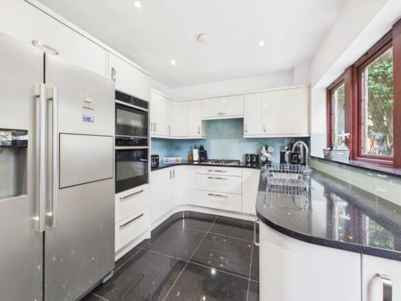 4 bed Detached for sale Image 10