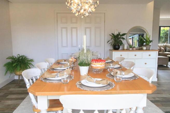 STUNNING CONTEMPORARY LIVING/ DINING/ KITCHEN