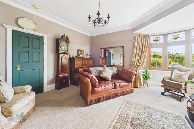 5 bed Semi-Detached for sale Image 3