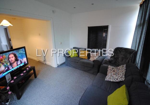 5 bed Semi-Detached to rent Image 12