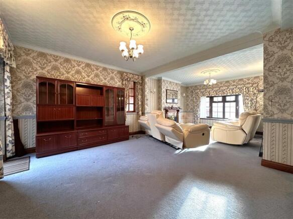 Large OPEN-PLAN Living Space 274