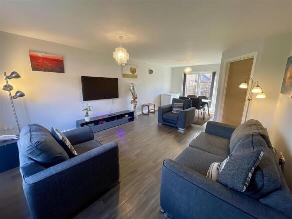 Lounge/Dining Room