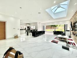 15, Saddlescombe Way, North Finchley, London N12 7LS