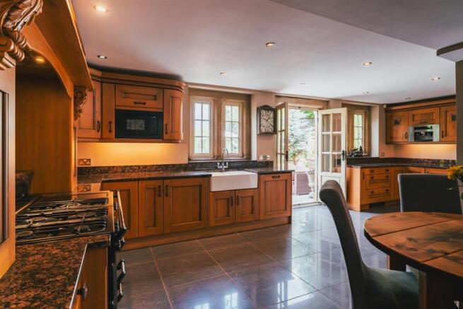 13 bed Detached for sale Image 12