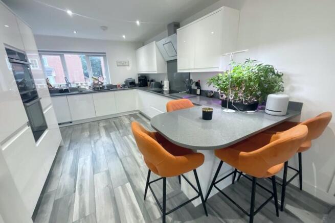 4 bed Detached for sale Image 6